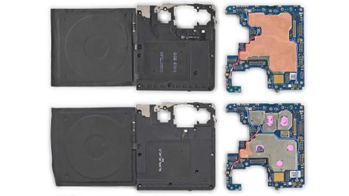 iFixit đã tháo bo mạch chủ và cho thấy phần linh kiện bên trong của 2 thiết bị gần như trùng khớp hoàn toàn. Cả 2 đều sử dụng chip Qualcomm Snapdragon 7 Gen 3, mặc dù T1 sử dụng chip nhớ của Micron thay vì SK Hynix như U24 Pro, đây là một thay đổi thường thấy trong chuỗi cung ứng. T1 (trên) và U24 Pro (dưới). Ảnh: iFixit.