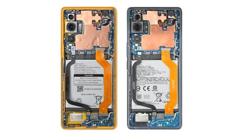 Sau khi tháo nắp lưng, điểm khác biệt rõ ràng nhất chính là việc kéo dài dây cáp đèn flash. Phần khung viền của T1 cũng được sơn màu vàng, thay vì màu đen bóng của U24 Pro. Ảnh: iFixit.