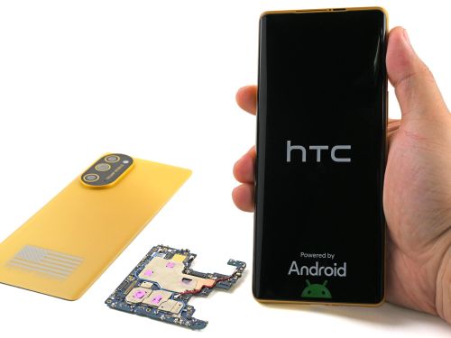 Thực tế, HTC đã bán phần lớn mảng di động cho Google từ năm 2017 và rút lui khỏi việc tự sản xuất. Một mẫu máy như HTC U24 Pro ra đời vốn phụ thuộc hoàn toàn vào các nhà sản xuất gốc (ODM) tại Trung Quốc. Việc HTC giữ im lặng trước sự xuất hiện của T1 càng củng cố giả thuyết công ty này đã bán thiết kế cho Trump Mobile hoặc thậm chí còn không sở hữu bản quyền thiết kế này từ đầu. Theo The Verge, nơi duy nhất có sẵn dây chuyền để lắp ráp T1 là các nhà máy ODM tại Quảng Đông, Trung Quốc. Ảnh: iFixit.
