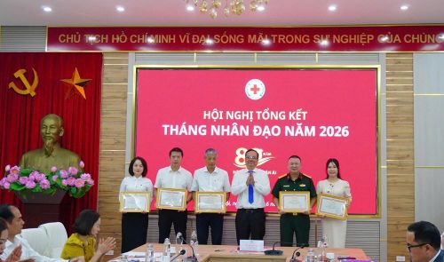 Ông Vũ Thanh Lưu, Phó Chủ tịch Hội Chữ thập đỏ Việt Nam trao Bằng khen cho các tập thể, cá nhân có thành tích xuất sắc