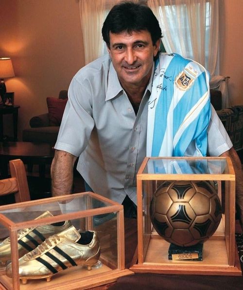 Mario Kempes cùng Quả bóng vàng World Cup 1978, phần thưởng dành cho cầu thủ xuất sắc nhất giải