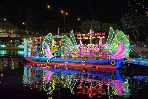 Trình diễn Đờn ca tài tử Nam Bộ tại Chợ hoa xuân “Trên bến dưới thuyền” vào mỗi dịp Tết đến Xuân về tại TP.HCM