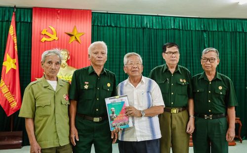 Nhạc sĩ trao tặng những giai điệu của mình cho các cựu chiến binh Đường 9 Nam Lào