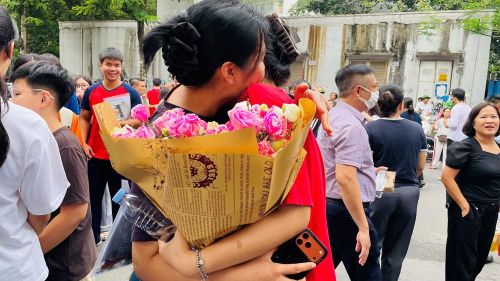 Người mẹ ôm chặt con vì con đã hoàn thành Kỳ thi một cách tốt nhất