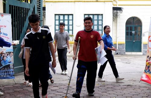 Nam sinh dù bị chống nạng, nhưng đã vượt qua Kỳ thi một cách thoải mái
