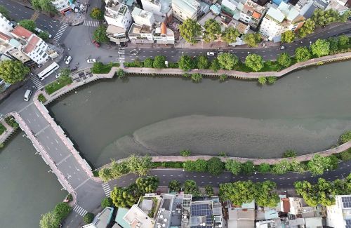Hai bên bờ kênh Nhiêu Lộc - Thị Nghè là hai tuyến đường Hoàng Sa, Trường Sa có cây cối xanh mát. Ảnh: Hồng Đạt - TTXVN