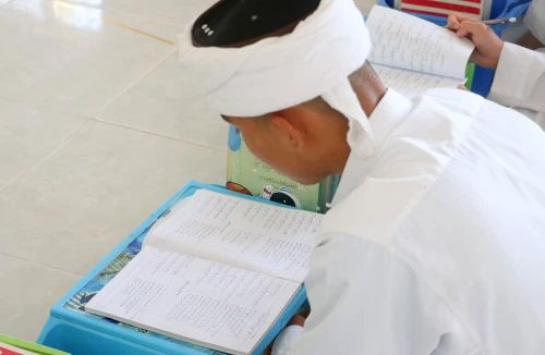 Nhờ lớp học chữ dân tóc Chăm miễn phí tại các Thánh đường và tiểu Tháng đường, hầu hết các em nhỏ dân tộc Chăm trên địa bàn tỉnh An Giang đã biết đọc, biết viết chữ Chăm