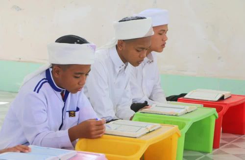 Sau khoảng 4 năm theo học, các em nhỏ người dân tộc Chăm (xã Châu Phong, tỉnh An Giang) đã có thể đọc bản Kinh Qur’an đầy đủ gồm 114 chương