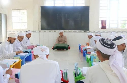 Sau lớp đọc kinh, các em học sinh người dân tộc Chăm tiếp tục học nghi thức Hồi giáo để nắm rõ giáo luật, thực hành đúng lễ nghi và gắn kết cộng đồng tại Tháng đường Jamiul Azhar (xã Châu Phong, tỉnh An Giang)