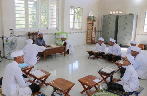 Một buổi học của học sinh người dân tộc Chăm tại lớp học miễn phí ở Thánh đường Jamiul Azhar, xã Châu Phong, tỉnh An Giang