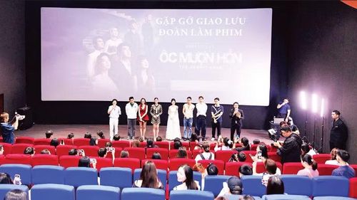 Ê-kíp phim “Ốc mượn hồn” giao lưu cùng khán giả.