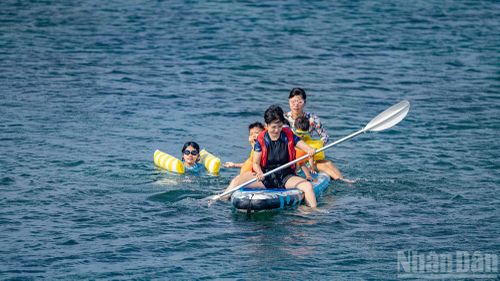 Các hoạt động nổi bật là chèo ván đứng (SUP), bơi lặn ngắm san hô...
