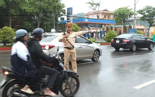 Lực lượng Cảnh sát giao thông phân luồng, hướng dẫn phương tiện lưu thông an toàn trước khu vực trường thi.
