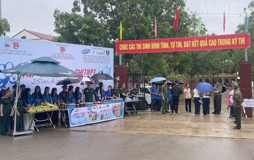 Tại các điểm thi khu vực biên giới của Sơn La, lực lượng Bộ đội Biên phòng đã phối hợp các lực lượng để hỗ trợ đồ ăn nhẹ, nước uống cho các thí sinh.