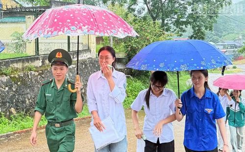 Tại các điểm thi khu vực biên giới, chiến sĩ các Đồn Biên phòng còn hỗ trợ thí sinh đến các phòng thi trong thời tiết mưa.
