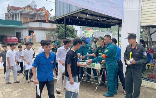 Hình ảnh thân thiện, trách nhiệm của lực lượng hỗ trợ thi đã để lại nhiều ấn tượng đẹp trong lòng phụ huynh và học sinh.