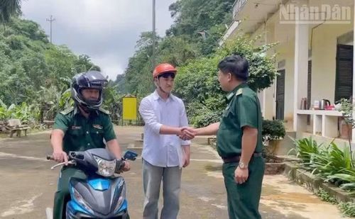 Lãnh đạo đồn Biên phòng Chiêng On động viên cháu Nguyễn Đức Duy (mồ côi cả cha lẫn mẹ, đang được Phòng Nghiệp vụ, Ban Chỉ huy Bộ đội Biên phòng tỉnh đỡ đầu) trước khi tham gia thi.