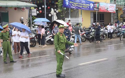Cán bộ, chiến sĩ Công an các xã, phường đã có mặt từ sớm tại các điểm thi để triển khai phương án bảo đảm an ninh trật tự.