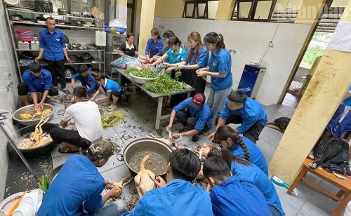 Cùng với tham gia hỗ trợ tại các khu vực thi, lực lượng đoàn viên thanh niên trong tỉnh còn tham gia nấu ăn miễn phí cho các thí sinh tại khu vực biên giới.