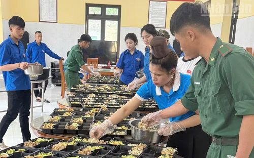 Chiến sĩ Đồn Biên phòng Chiềng Khương phối hợp Đoàn xã tổ chức nấu cơm phục vụ miễn phí các thí sinh.