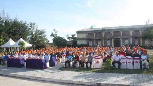 Lãnh đạo địa phương cùng với người dân tham dự sự kiện.