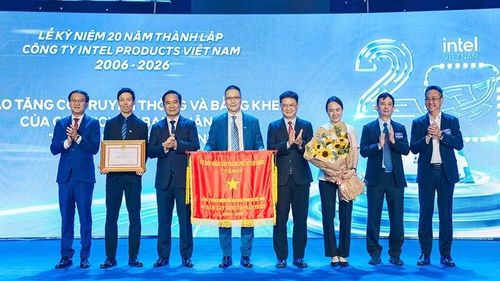 Đại diện Công ty Trách nhiệm hữu hạn Intel Products Việt Nam nhận Bằng khen của Chủ tịch Ủy ban nhân dân Thành phố Hồ Chí Minh và Cờ truyền thống của Ủy ban nhân dân Thành phố.