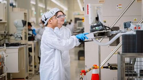 Người lao động làm việc trong Nhà máy của Intel Việt Nam tại Khu Công nghệ cao Thành phố Hồ Chí Minh.