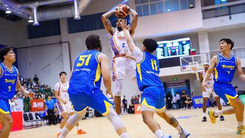 AJ Bramah bùng nổ ở hiệp 4 giúp Hanoi Buffaloes ấn định chiến thắng.