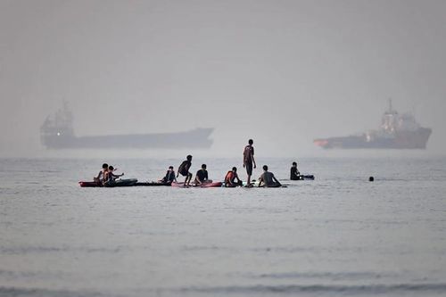Tàu thuyền neo đậu ở eo biển Hormuz, ngoài khơi TP Bandar Abbas - Iran hôm 1-6. Ảnh: AP
