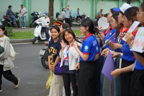 "Tôi dậy từ 4 giờ sáng vì hồi hộp. Trước khi đến điểm thi, tôi nghĩ chắc chỉ có hai mẹ con đồng hành với nhau thôi. Nhưng khi tới nơi, tôi cảm nhận được sự ấm áp từ các bạn tình nguyện viên. Các bạn hỗ trợ cả thí sinh lẫn phụ huynh, giúp mọi người yên tâm và tự tin hơn", chị Mỹ chia sẻ.