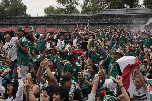 Không khí lễ hội bao trùm các phố phường ở Mexico City sau khi đội tuyển Mexico thắng Nam Phi 2-0. Ảnh: AP