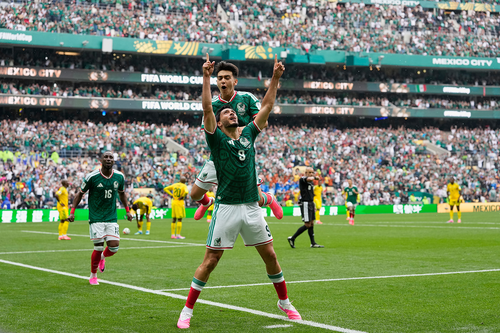 Raul Jimenez ăn mừng sau khi ghi bàn giúp Mexico nhân đôi cách biệt trước Nam Phi. Ảnh: AP 
