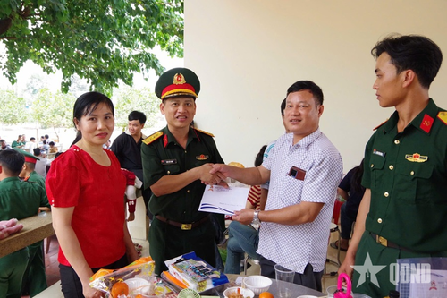 Tuyên truyền, vận động người thân, gia đình qua thư gửi gia đình chiến sĩ mới. 