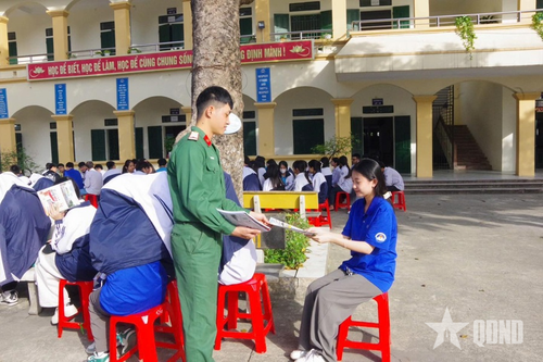 Phối hợp phát tờ rơi tuyên truyền pháp luật tại Trường THPT Ngô Thì Nhậm, phường Tam Điệp, tỉnh Ninh Bình. 