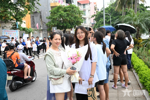 Phụ huynh chúc mừng sĩ tử hoàn thành Kỳ thi tốt nghiệp THPT năm 2026.