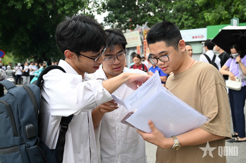 Các thí sinh trao đổi đáp án sau giờ thi.