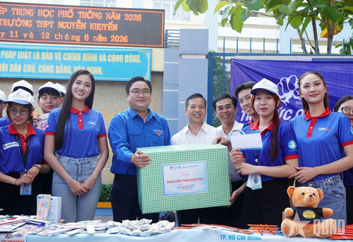 Lãnh đạo Thành đoàn TP Hồ Chí Minh cùng các đơn vị thăm động viên lực lượng “Tiếp sức mùa thi”.
