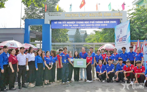 Các đoàn đến thăm, động viên tiếp thêm “năng lượng” cho sinh viên tình nguyện hoàn thành tốt nhiệm vụ.