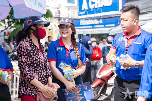 Sinh viên tình nguyện trò chuyện với phụ huynh thí sinh.