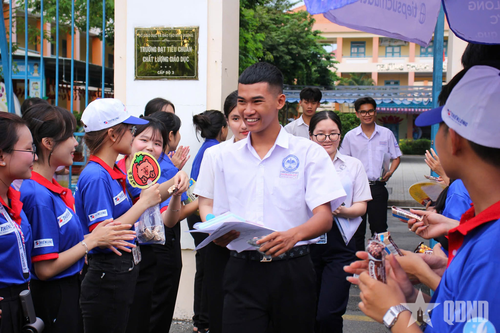 Động viên thí sinh "vượt vũ môn".