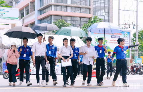 Hỗ trợ thí sinh qua đường vào điểm thi.