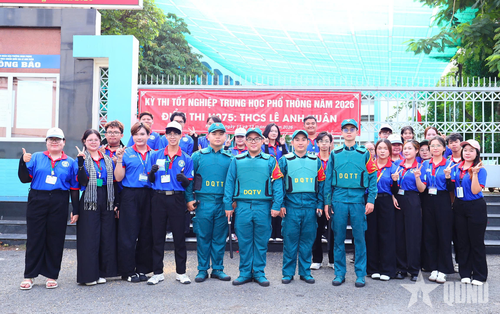 Một số điểm thi có sự phối hợp chặt chẽ của lực lượng dân quân trong giữ gìn an ninh trật tự.