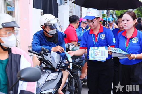Phát tờ rơi công tác tuyển sinh đại học, cao đẳng 2026.