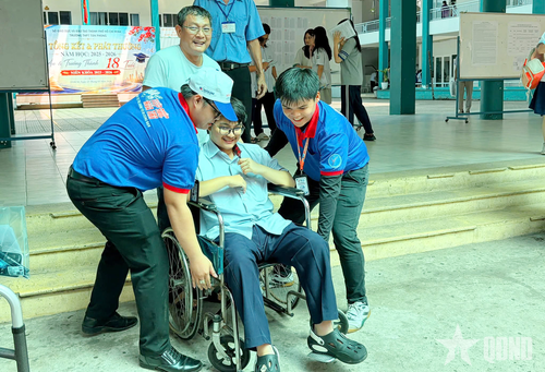 Tận tình chăm sóc, hỗ trợ chu đáo thí sinh gặp khó khăn trong di chuyển.