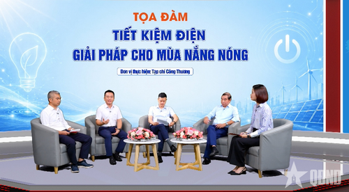 Ông Trần Viết Nguyên (thứ hai, từ trái qua), Phó trưởng ban Kinh doanh và Mua bán điện của EVN chia sẻ về tác dụng đa chiều của tiết kiệm điện.