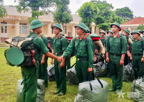 Chiến sĩ Trung đoàn 8, Sư đoàn 395 chia tay trước khi về đơn vị mới.