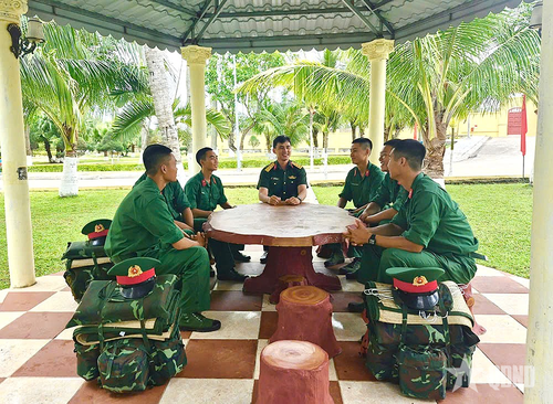 Cán bộ, chiến sĩ Trung đoàn 8, Sư đoàn 395 trò chuyện trước khi về đơn vị mới.
