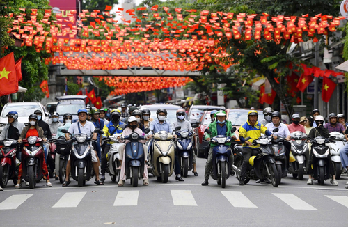Hà Nội dự kiến hỗ trợ trực tiếp bằng tiền đối với cá nhân thuộc hộ nghèo trên địa bàn thành phố khi chuyển đổi phương tiện giao thông xanh. Ảnh: THÁI HƯNG