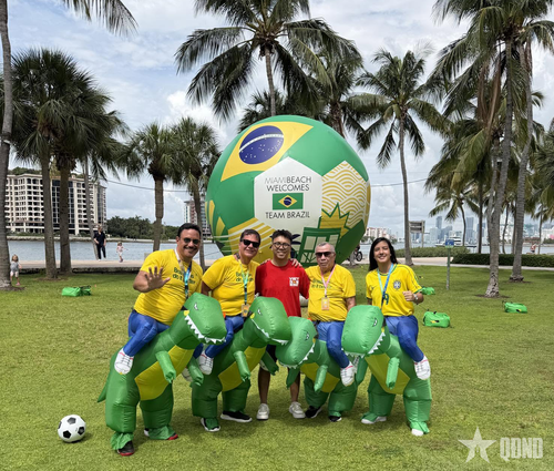 Tác giả bài viết (giữa) cùng các cổ động viên đội tuyển Brazil.