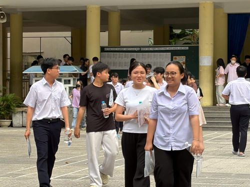 Tâm trạng thoải mái của TS sau khi kết thúc giờ làm bài thi môn Toán.